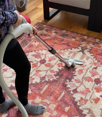a cleaning floor metress with vaccum cleaner